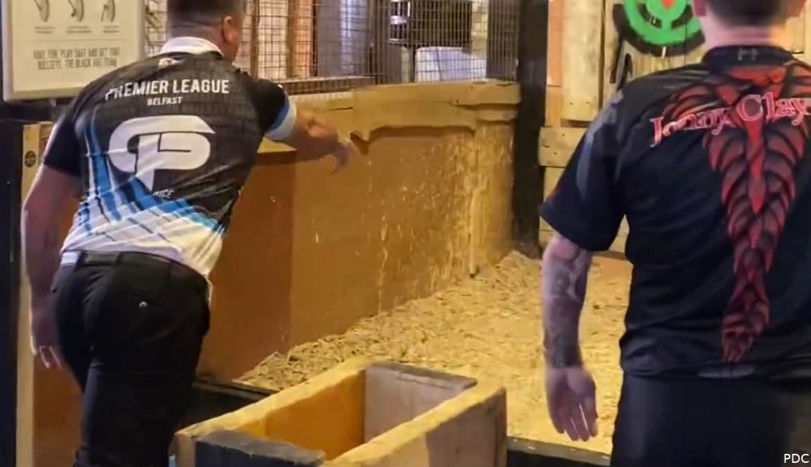 VIDEO Price und Clayton üben ihre Wurftechnik mit einer Axt Dartsnews.de