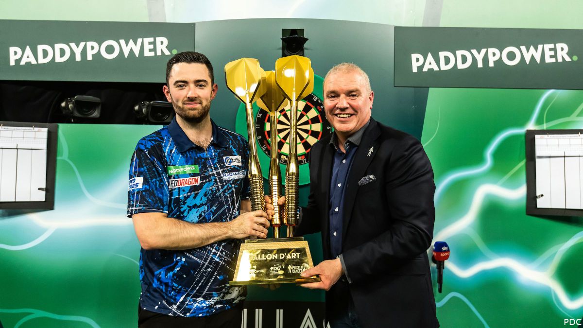 Luke Humphries wint eerste Ballon d'Art beker op WK Darts Luke Humphries wint eerste Ballon d'Art beker op WK Darts