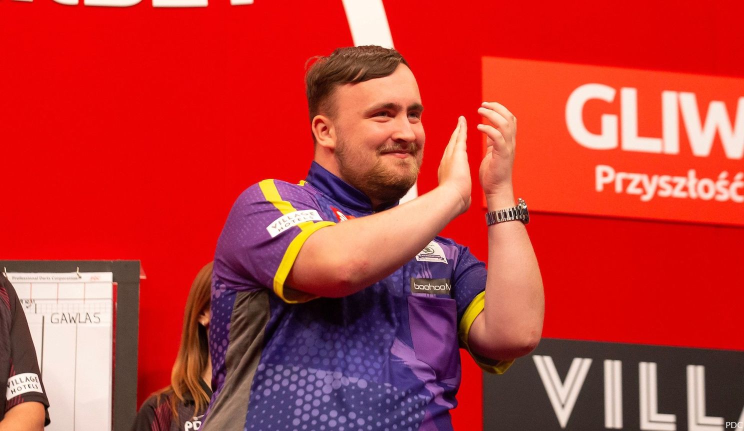 "Een beetje roest na mijn weekje weg, maar het was goed om terug te zijn" - Luke Littler maakt winnende rentree op Poland Darts Masters