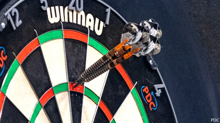 Darts In Center Of The Target Background Wallpaper Image For Free Download  - Pngtree