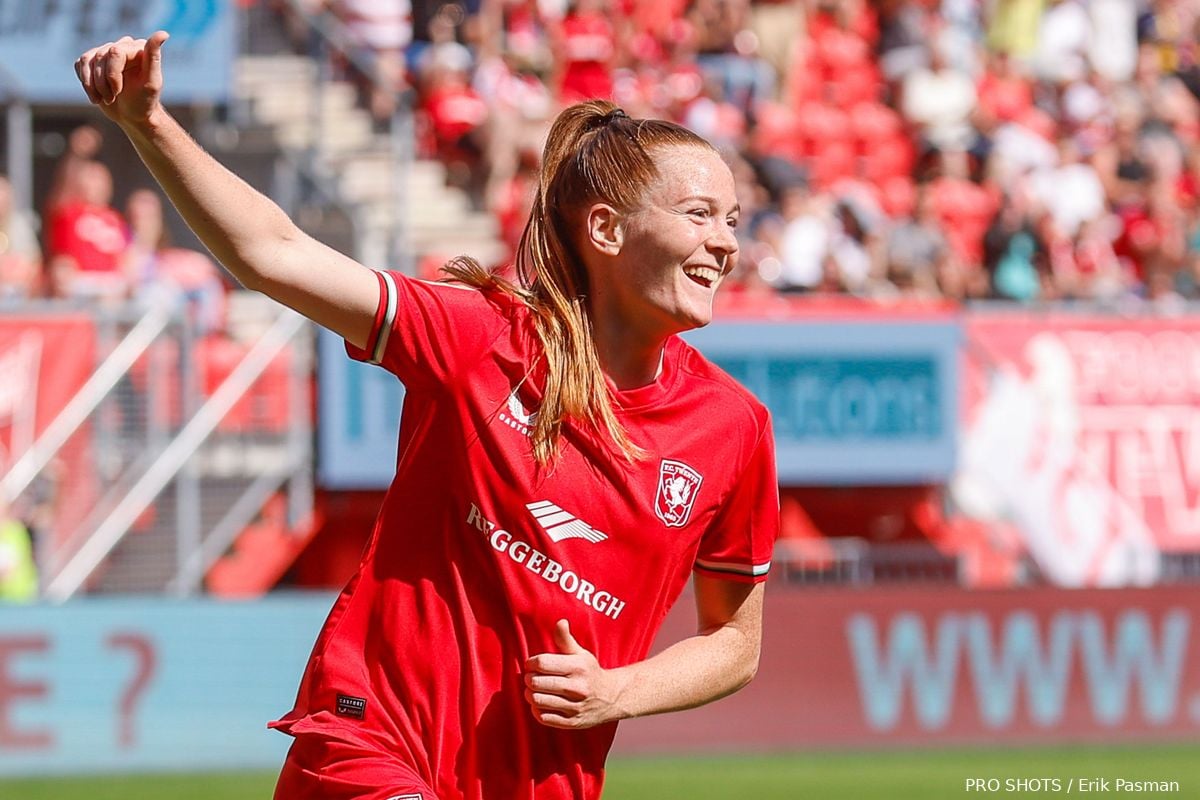 FC Twente (v) wint ruim en staat met één been in de Champions League