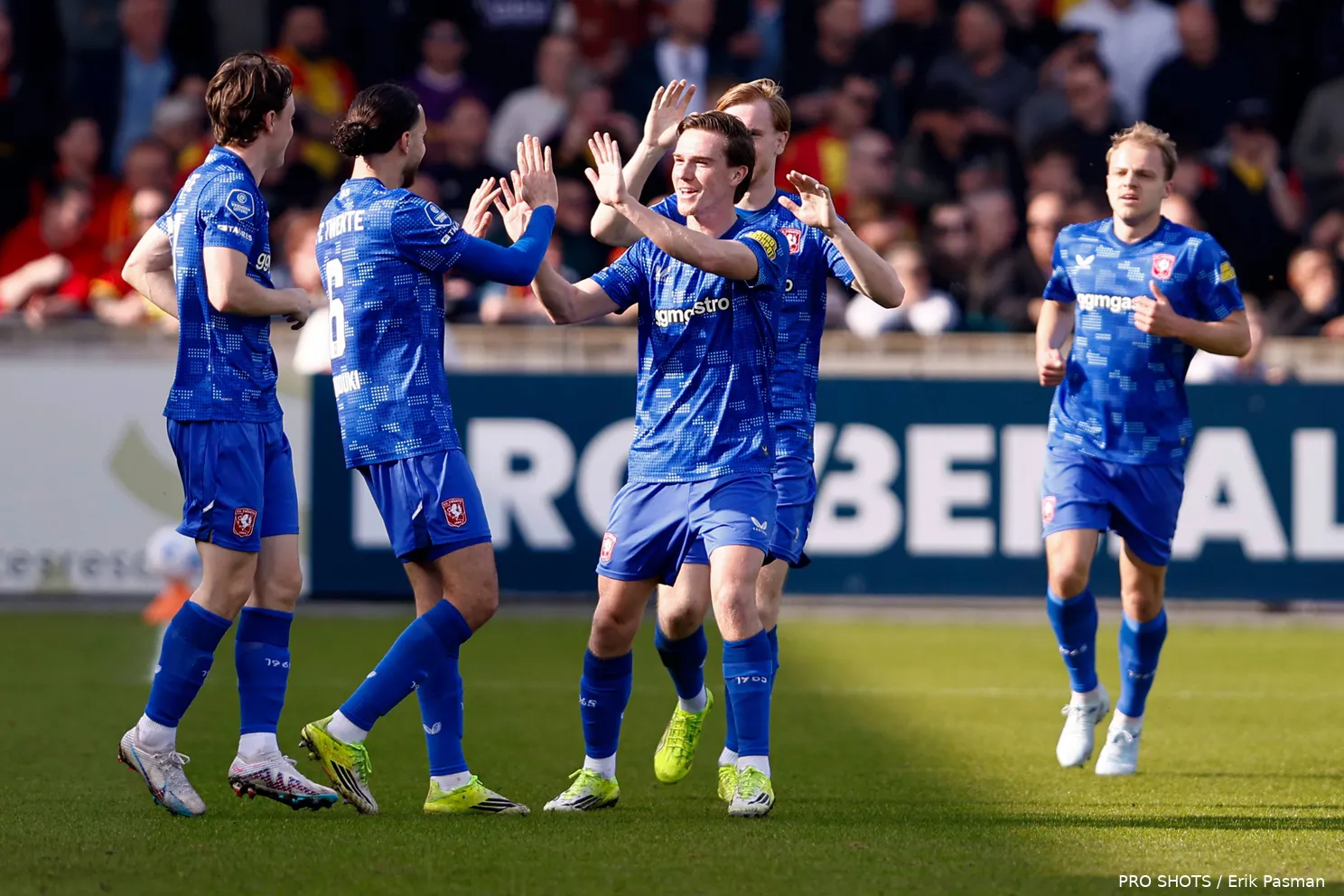 spelers-juichen-go-ahead-eagles-fc-twente-2025-2026