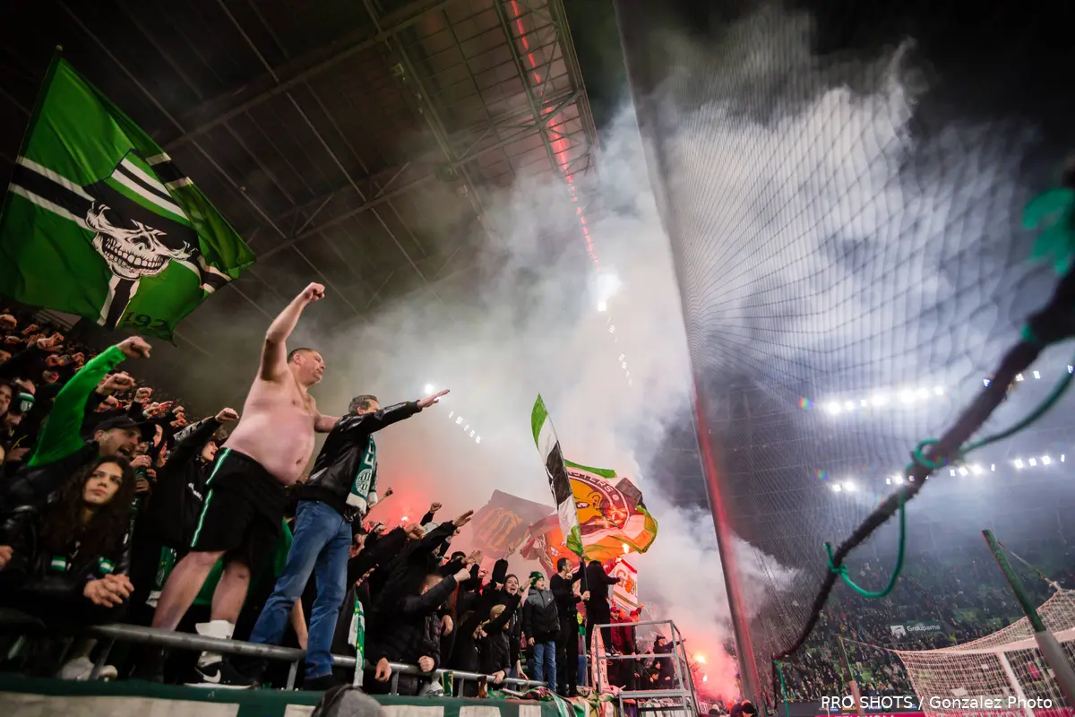Ferencváros-supporters-vuurwerk-fakkels