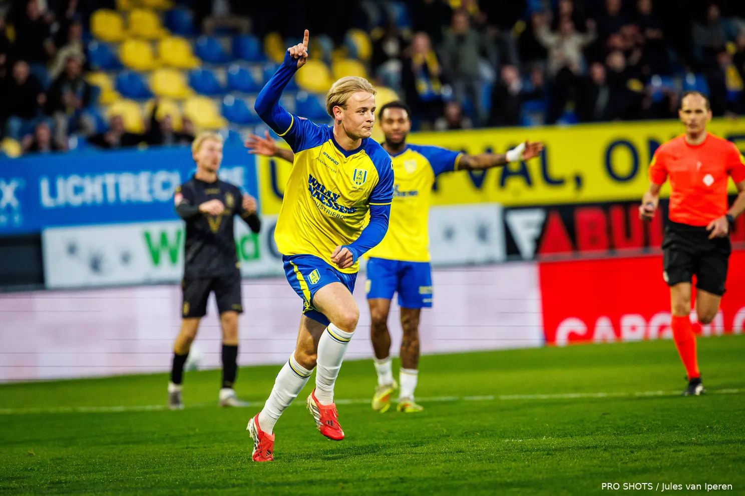 harrie-kuster-vingertje-juichen-rkc-waalwijk-fc-emmen-2025-2026