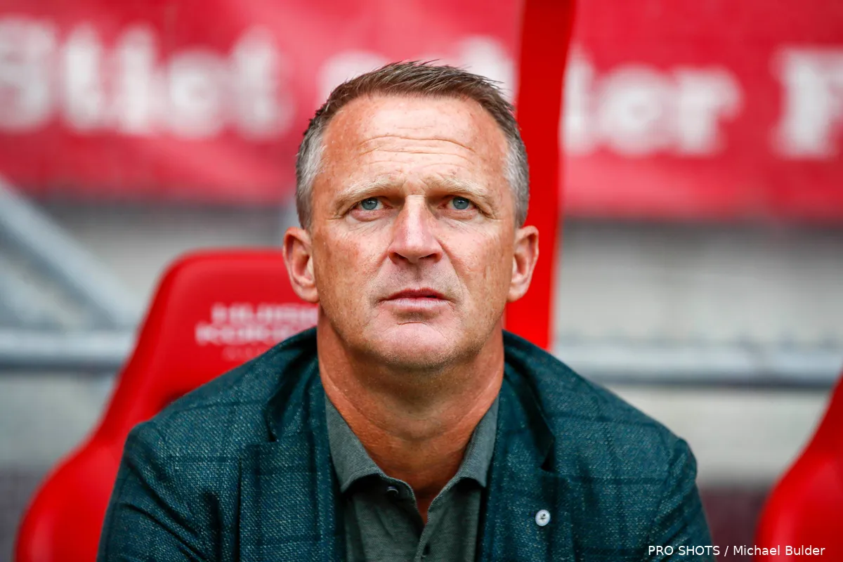 van-den-brom-fc-twente-bank-2025