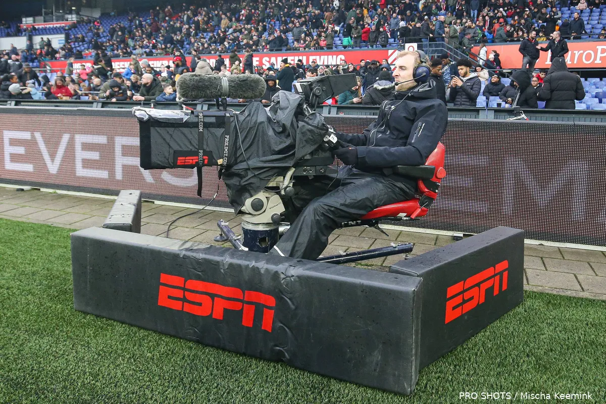 ESPN-camera langs het veld tijdens een Eredivisie-wedstrijd van Feyenoord in De Kuip