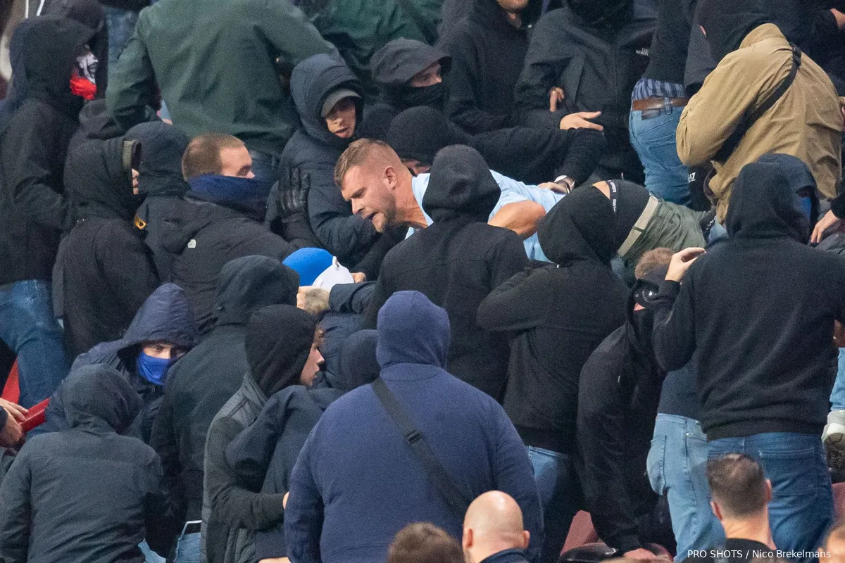 twente hammarby zweedse supporter blauwe trui rellen 2024