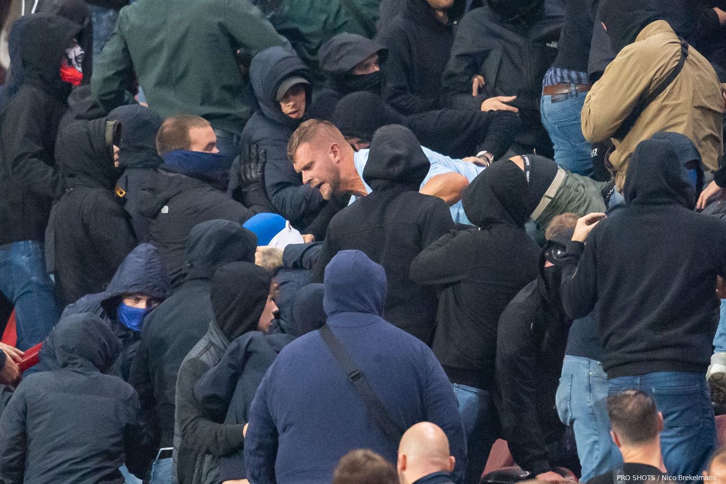 Heftig: Zweeds supporter ontsnapte aan de dood na aanval Twente-hooligans