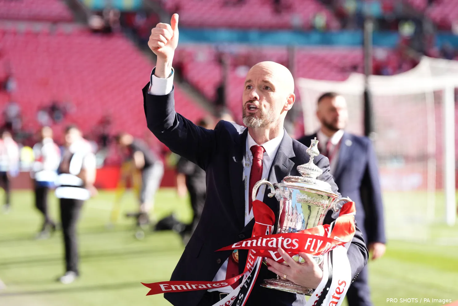 erik-ten-hag-met-fa-cup-duimpje-manchester-united-manchester-city-2023-2024