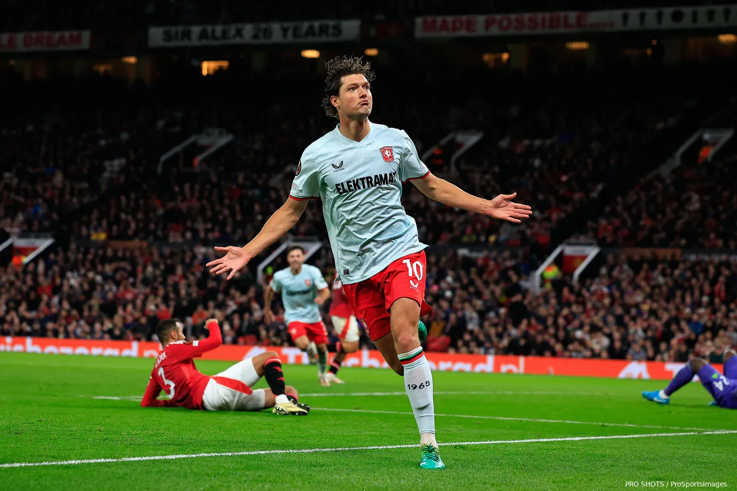 sam lammers juicht manchester united fc twente 2024 2025