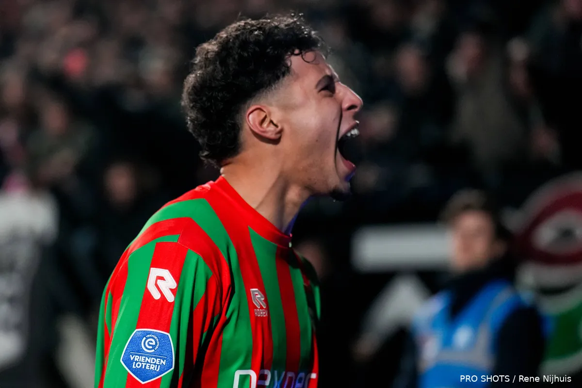 Sami Ouaissa viert de tweede treffer van NEC tijdens de Eredivisie-wedstrijd tegen Ajax in Stadion De Goffert.