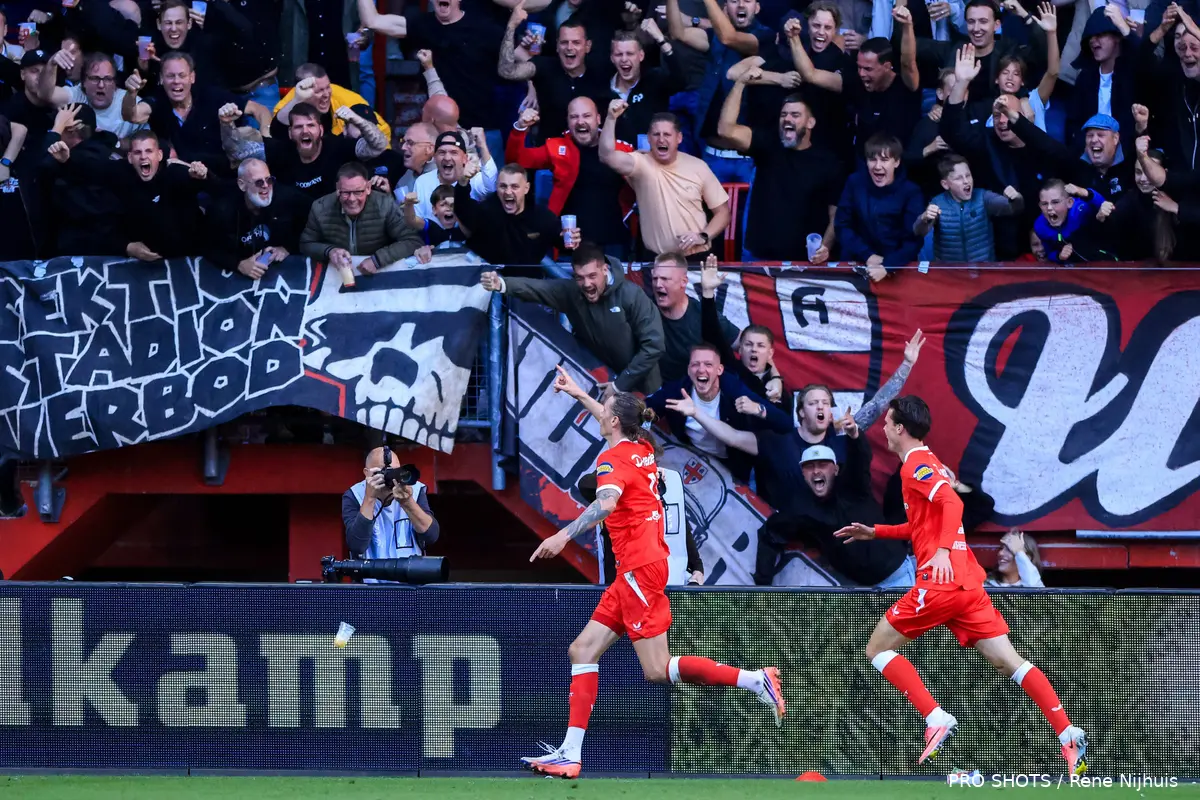 wout-weghorst-lucas-vennegoor-of-hesselink-vak-p-psv-grolsch-veste-supporters