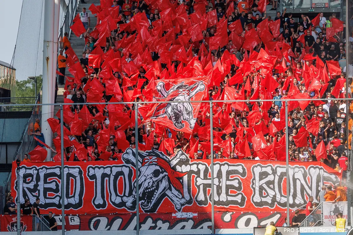 red to the bone sfeeractie fc twente utrecht supporters spandoek