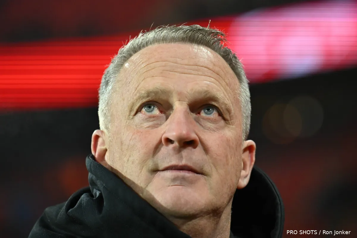 john-van-den-brom-kijkt-naar-boven-2026