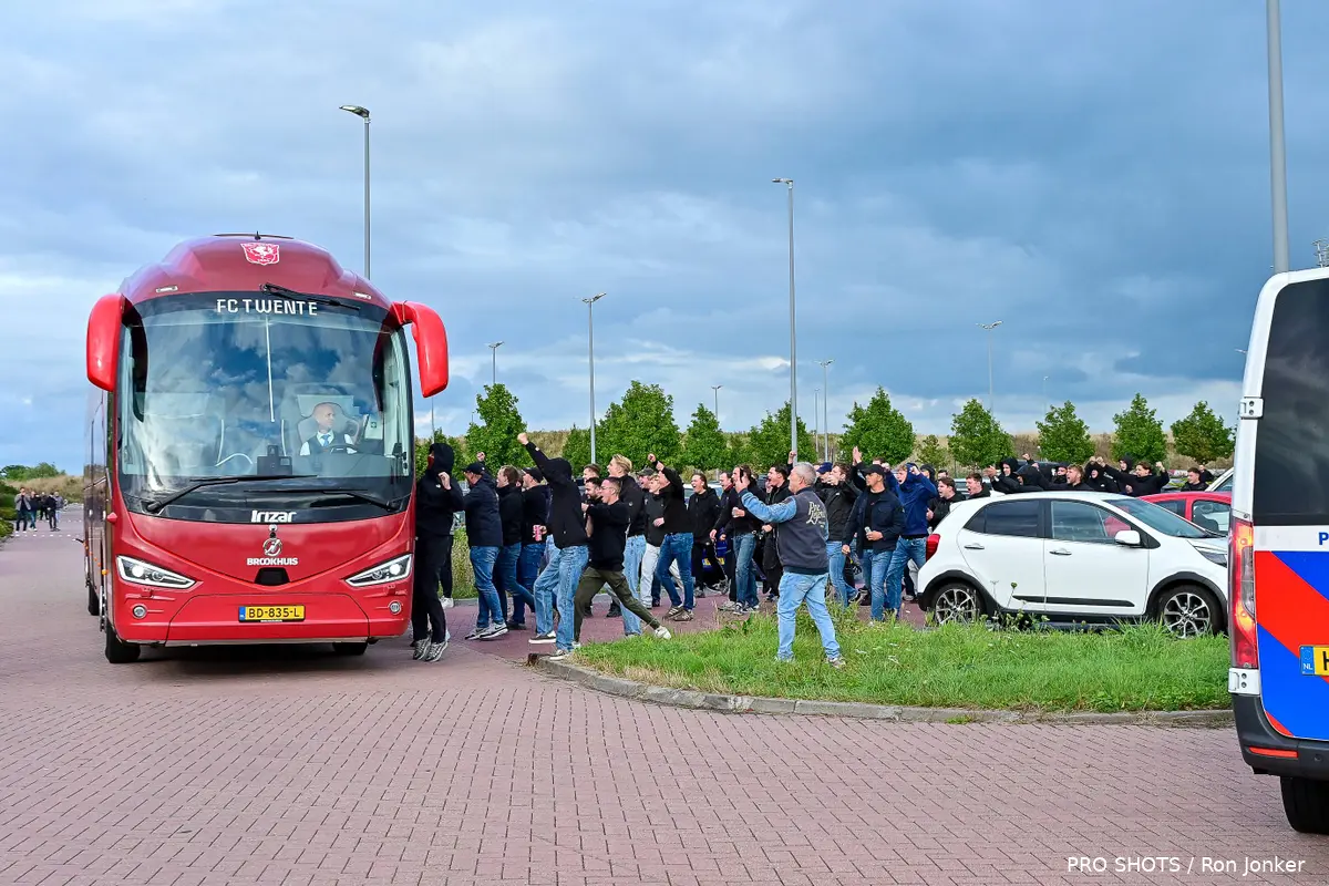bus-opwachten-supporters-leeuwarden-cambuur-2