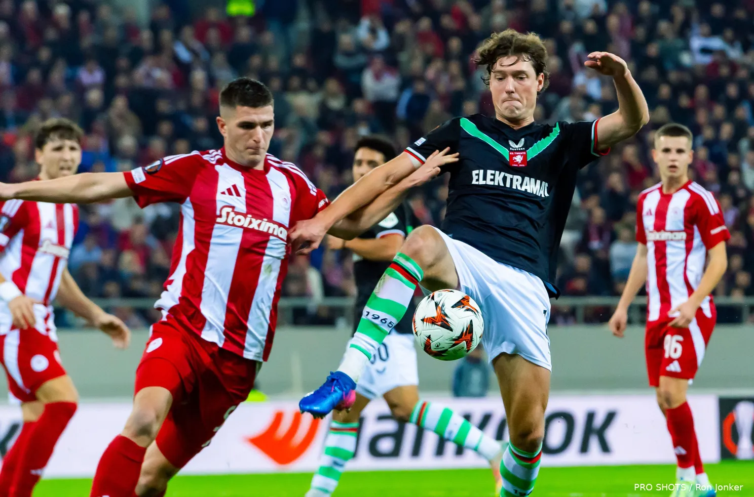sam lammers duel olympiakos piraeus europa league