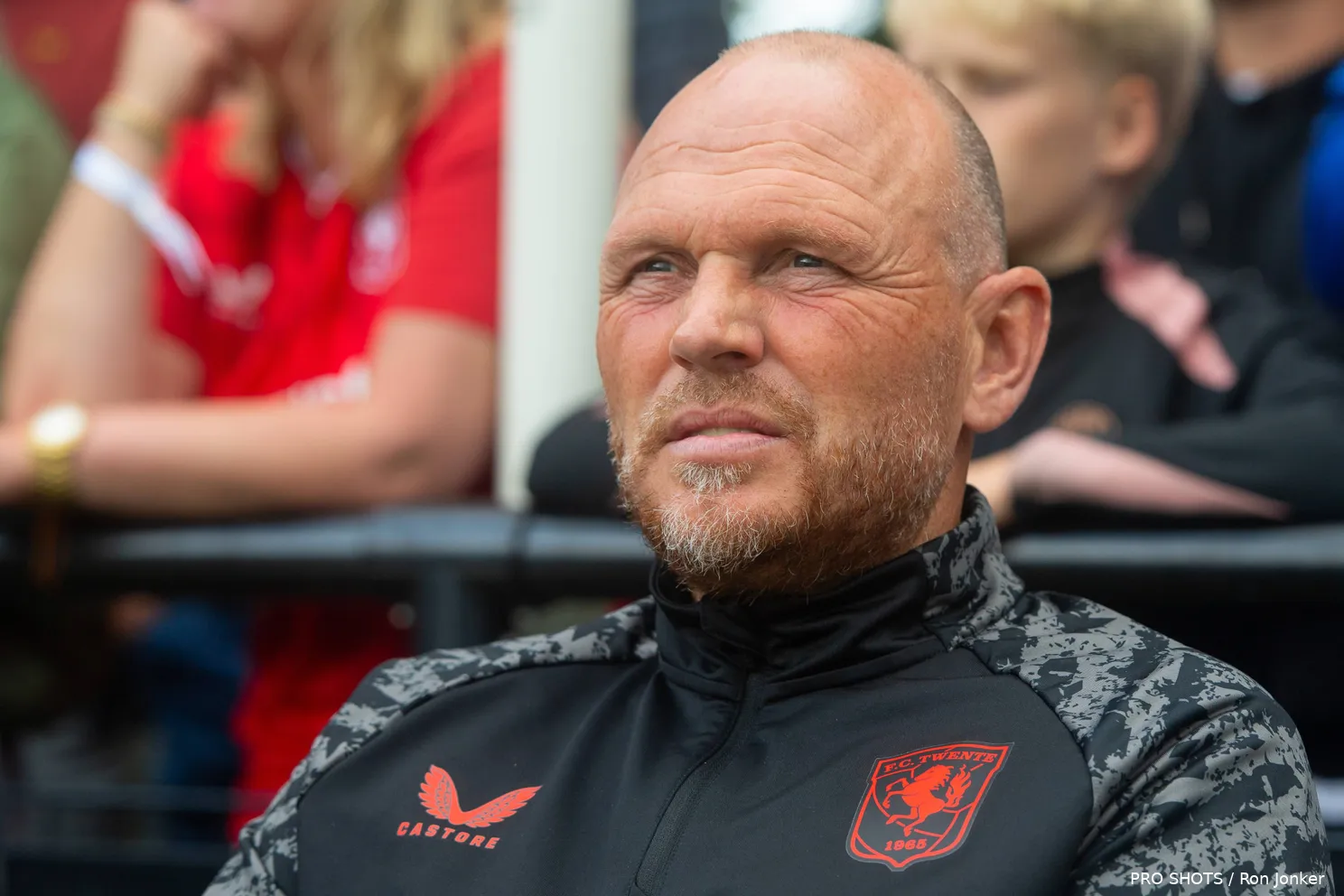 joseph-oosting-kijkt-bedenkelijk-fc-twente-kaizer-chiefs-2025