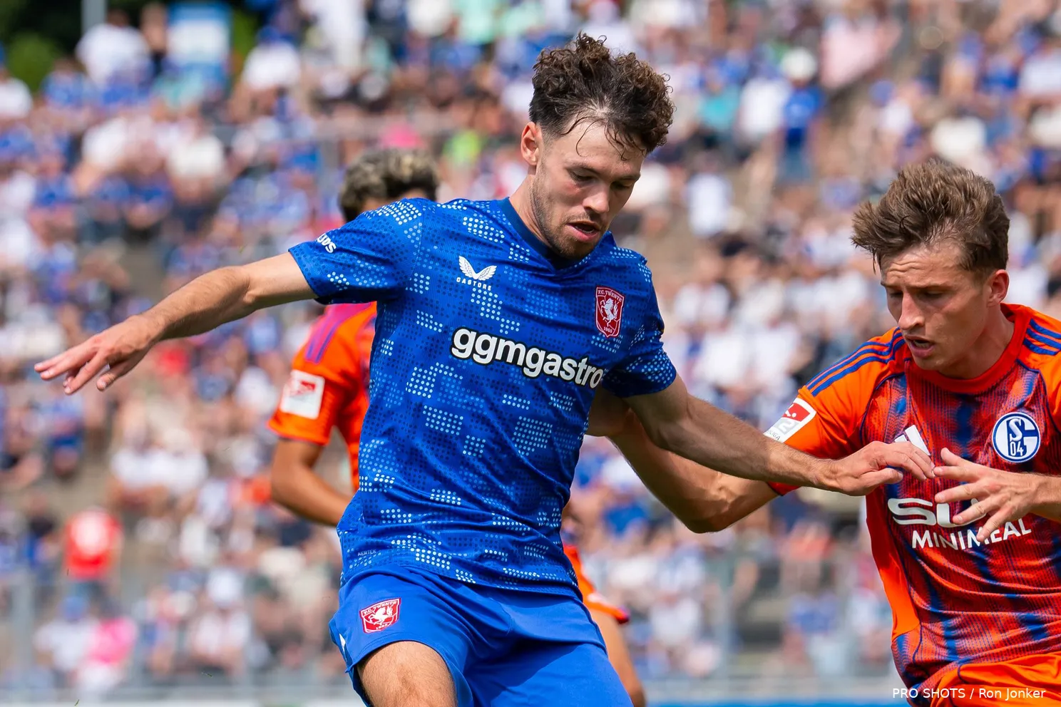 mitchell-van-bergen-in-actie-tegen-schalke-04-close-up