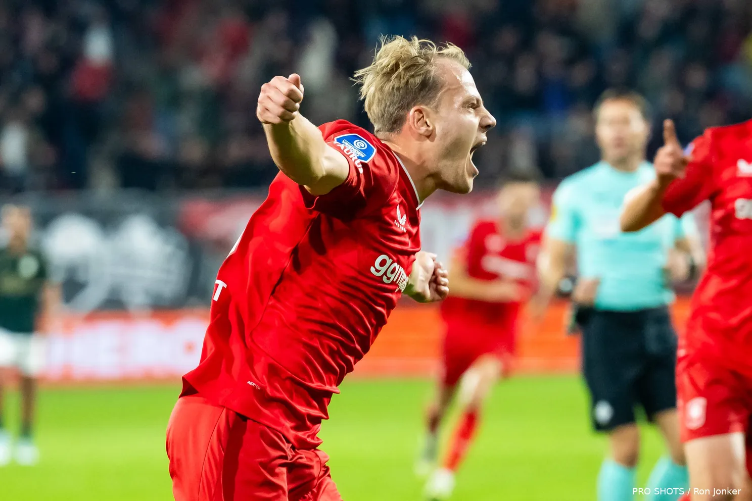 van-den-belt-vieren-doelpunt-twente-fortuna-2025