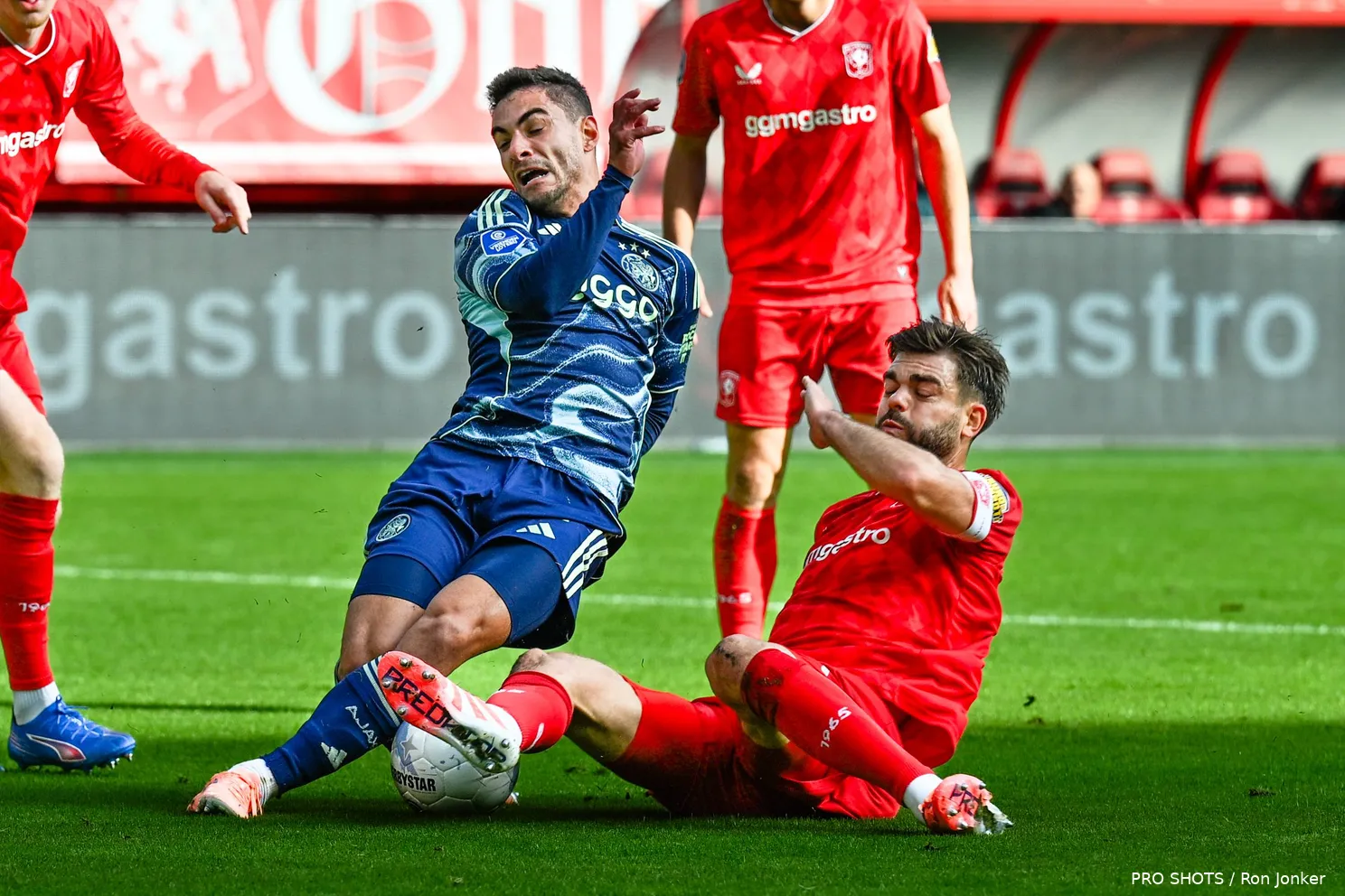 luca-rosa-robin-propper-twente-ajax-2025