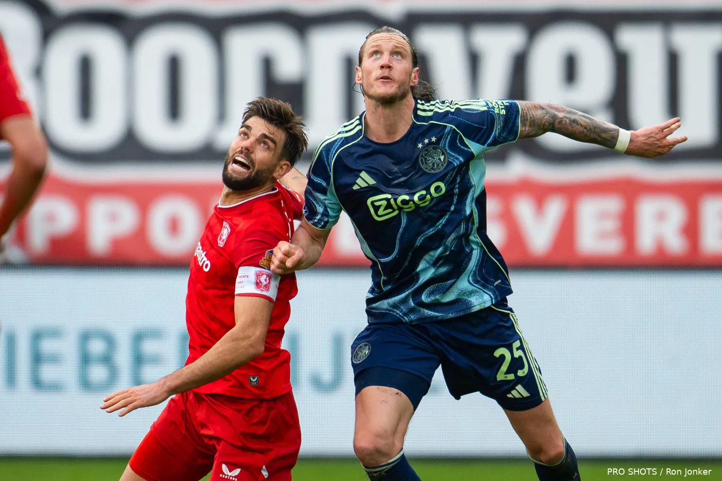 robin-propper-wout-weghorst-twente-ajax-2025