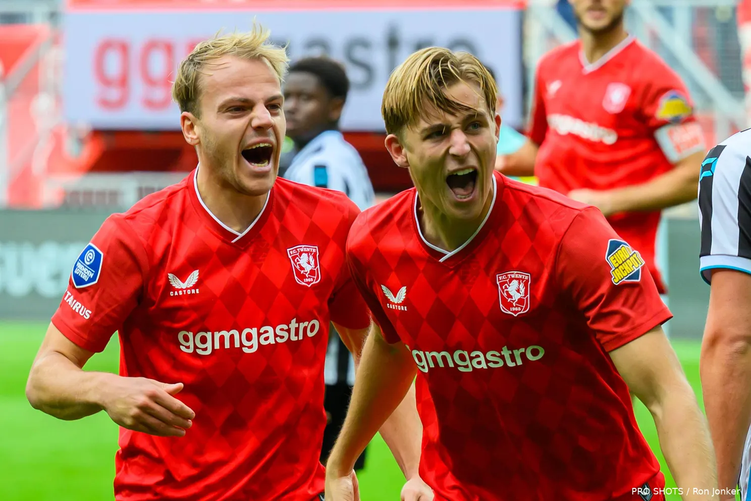 van-den-belt-bruns-vieren-doelpunt-twente-heracles-2025