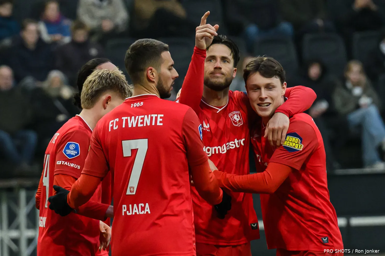 ricky-van-wolfswinkel-marko-pjaca-sondre-orjasaeter-kristian-hlynsson-close-up-juichen-heracles-fc-twente-2025-2026