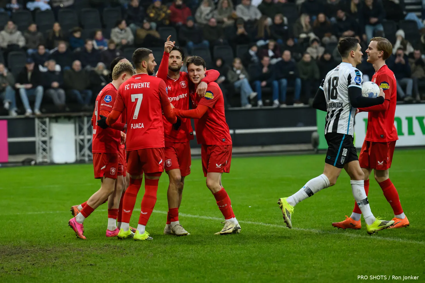 ricky-van-wolfswinkel-marko-pjaca-sondre-orjasaeter-kristian-hlynsson-juichen-heracles-fc-twente-2025-2026