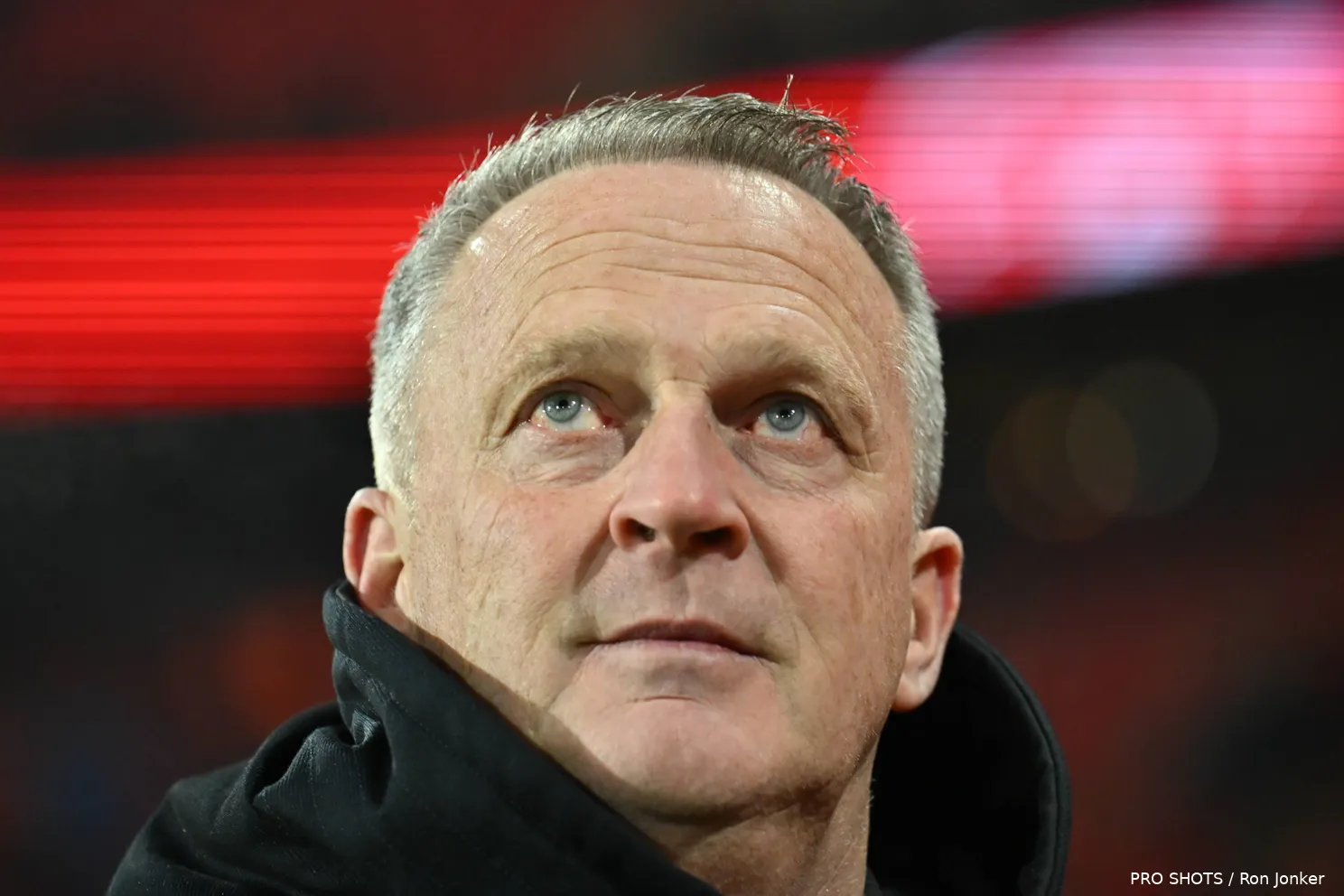 john-van-den-brom-kijkt-naar-boven-2026