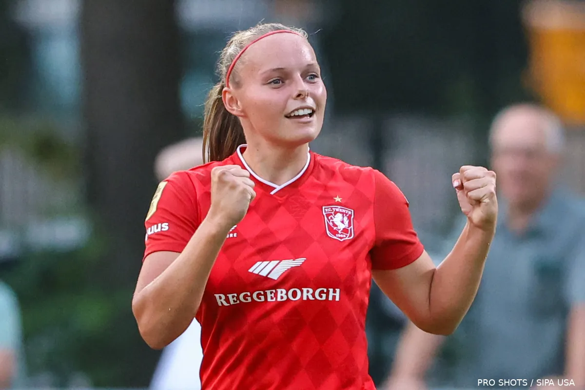 jaimy-ravensbergen-ingezoomd-juichen-gebalde-vuisten-fc-tewnte-crvena-zvezda-rode-ster-belgrado-vrouwen-2025-2026
