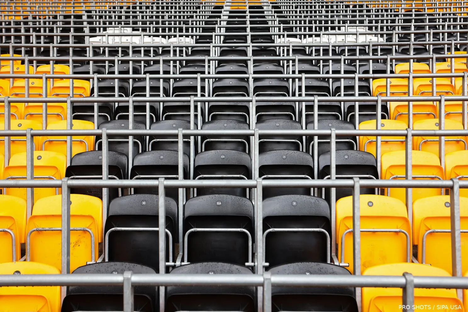 Dit gebeurt er met de Vak P-tribune nu alle stoeltjes zijn verwijderd (en opgehaald)