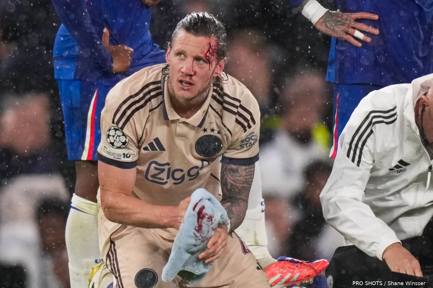 wout-weghorst-bloed-chelsea-ajax-2025