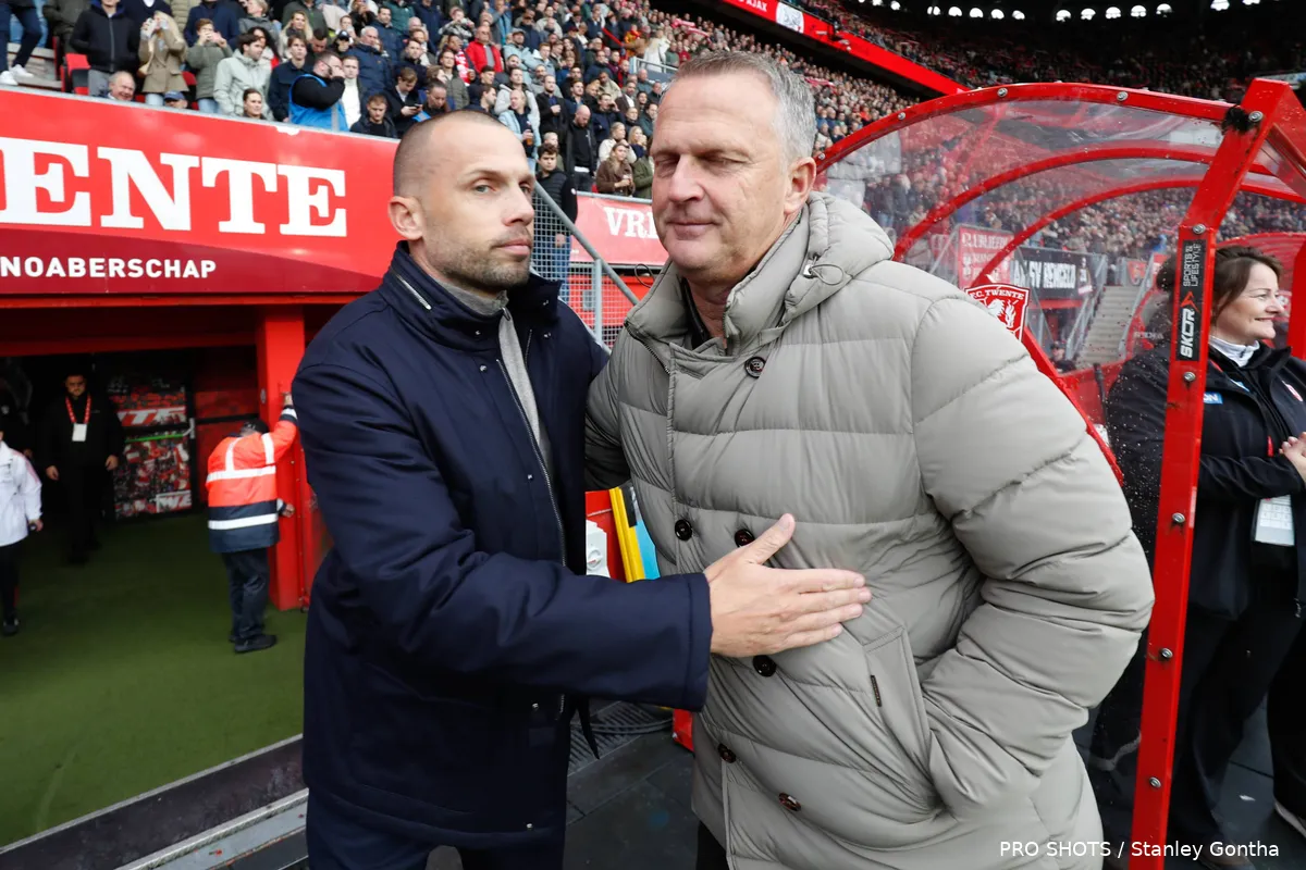 John van den Brom en John Heitinga omhelzen elkaar