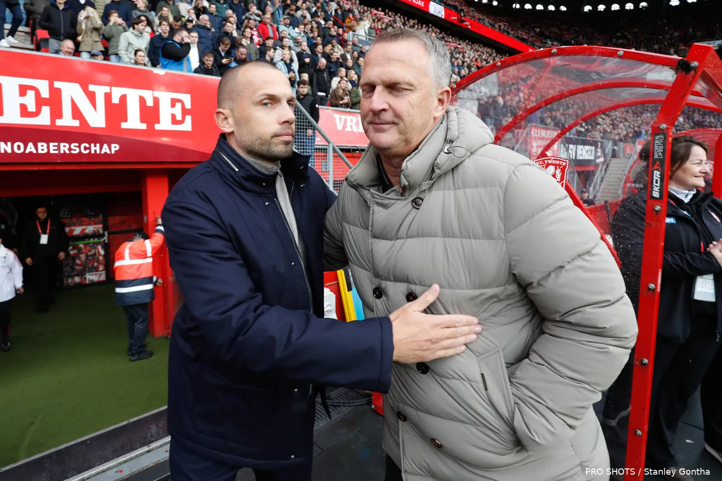 John van den Brom en John Heitinga omhelzen elkaar