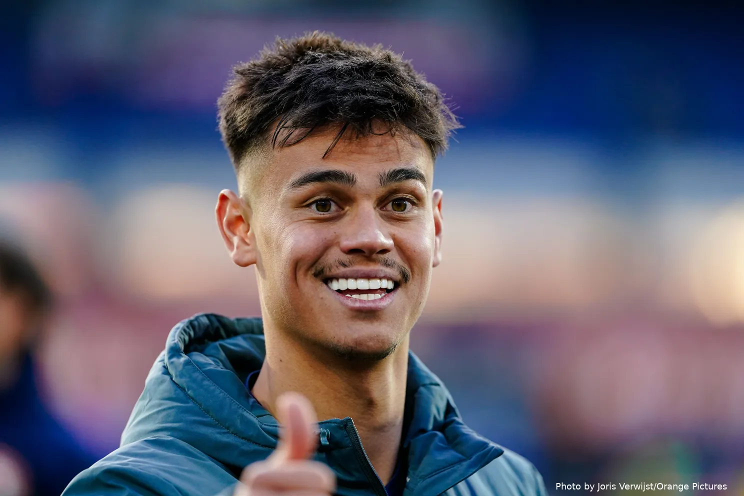 mees hilgers feyenoord fc twente 2023 2024 lachen duimpje