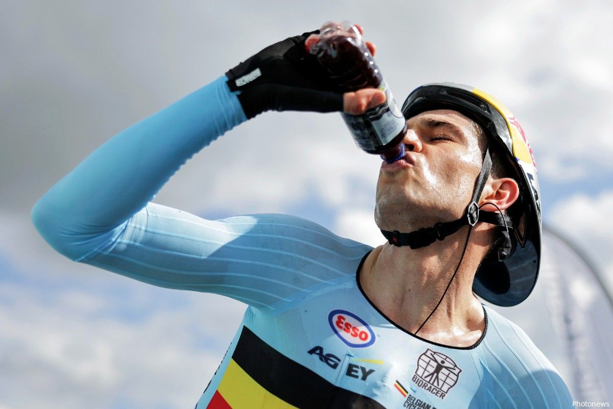 Weg met cola en Red Bull: Dít wonderdrankje slaan Wout van Aert en co. meteen na de finish achterover