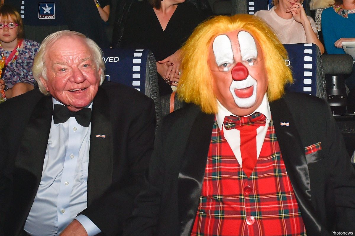 Familie van zwaar afgetakelde clown 'Bassie' deelt aangrijpende foto: "Geen hoop meer"