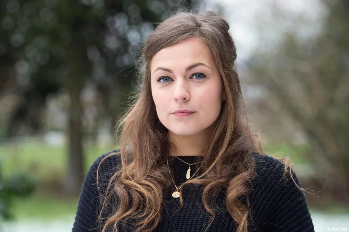 Zwangere Frances Lefebure geeft het eerlijk toe: "Dat valt me zwaar"