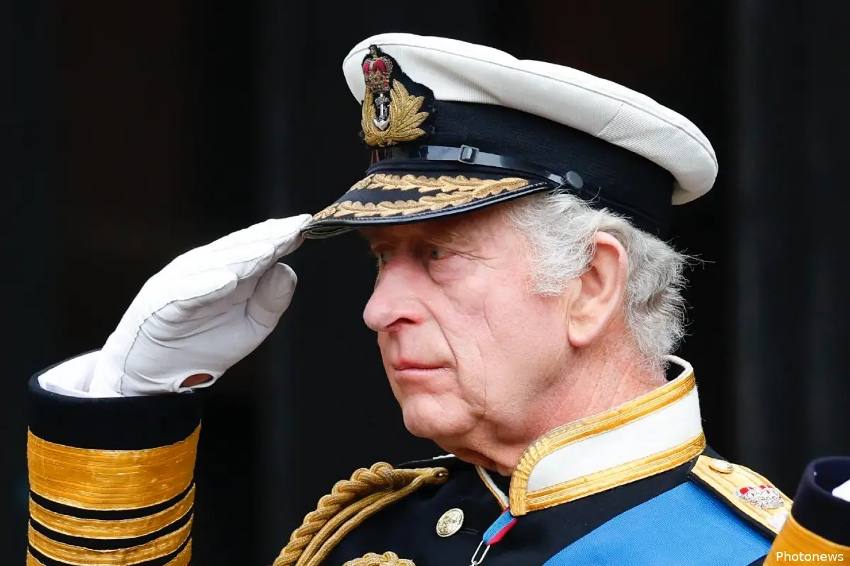 Koning Charles komt net voor kroning met erg verrassend nieuws: "Hij stond erop"