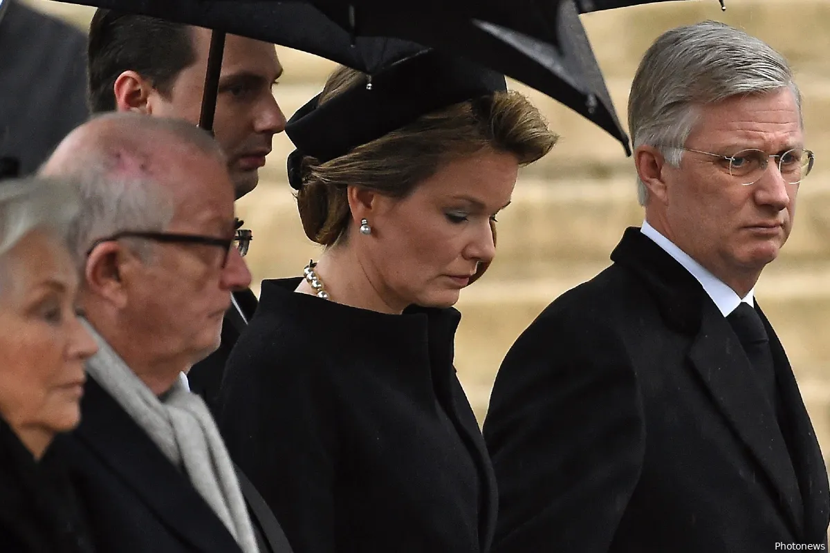 Koning Filip neemt zeer drastisch besluit nadat vader Albert met spoed in het ziekenhuis belandt
