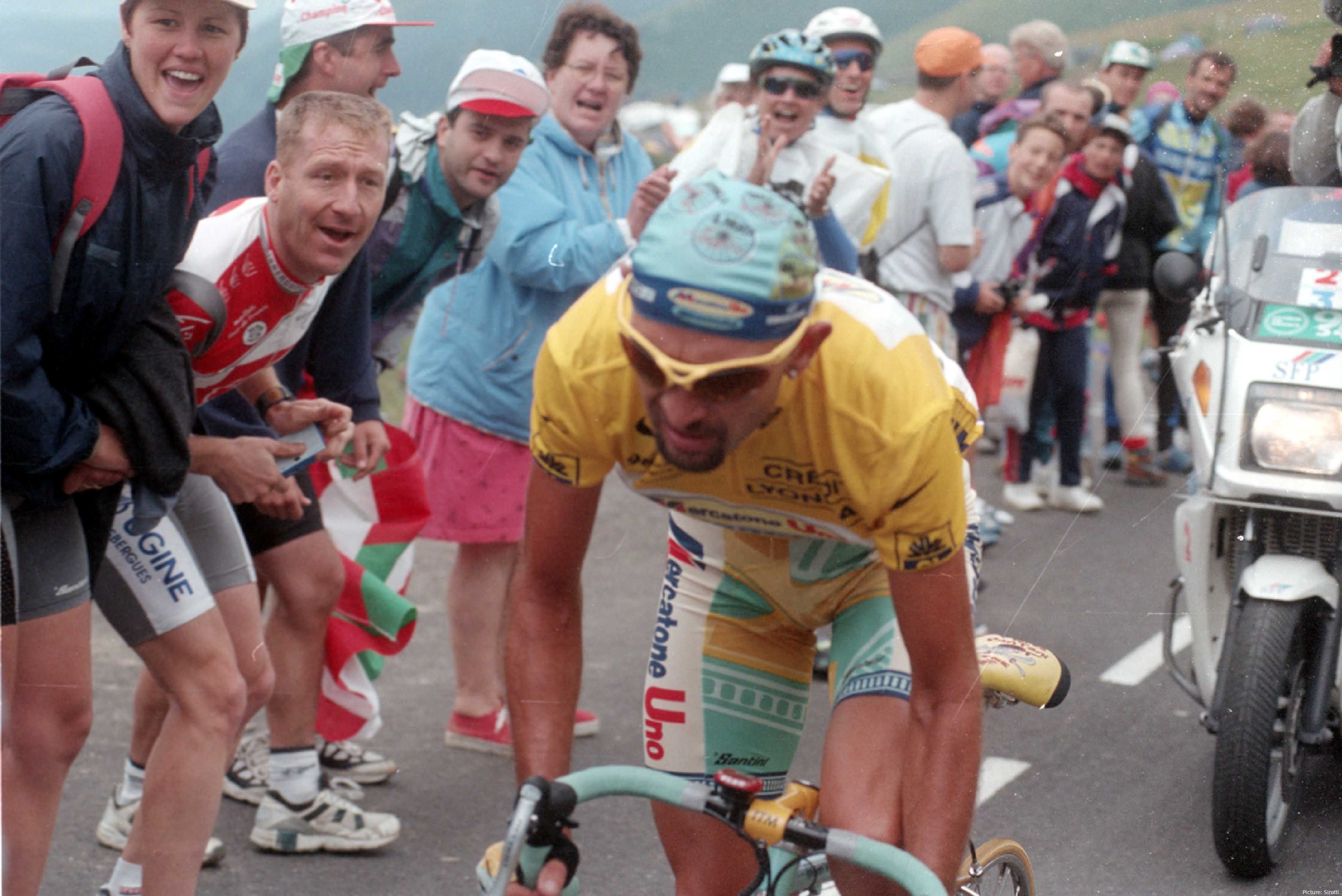 Marco Pantani, bei der Tour de France, die er 2008 gewann. Pantani bei Auffahrt, Fans umher, Motorrad dahinter<br>