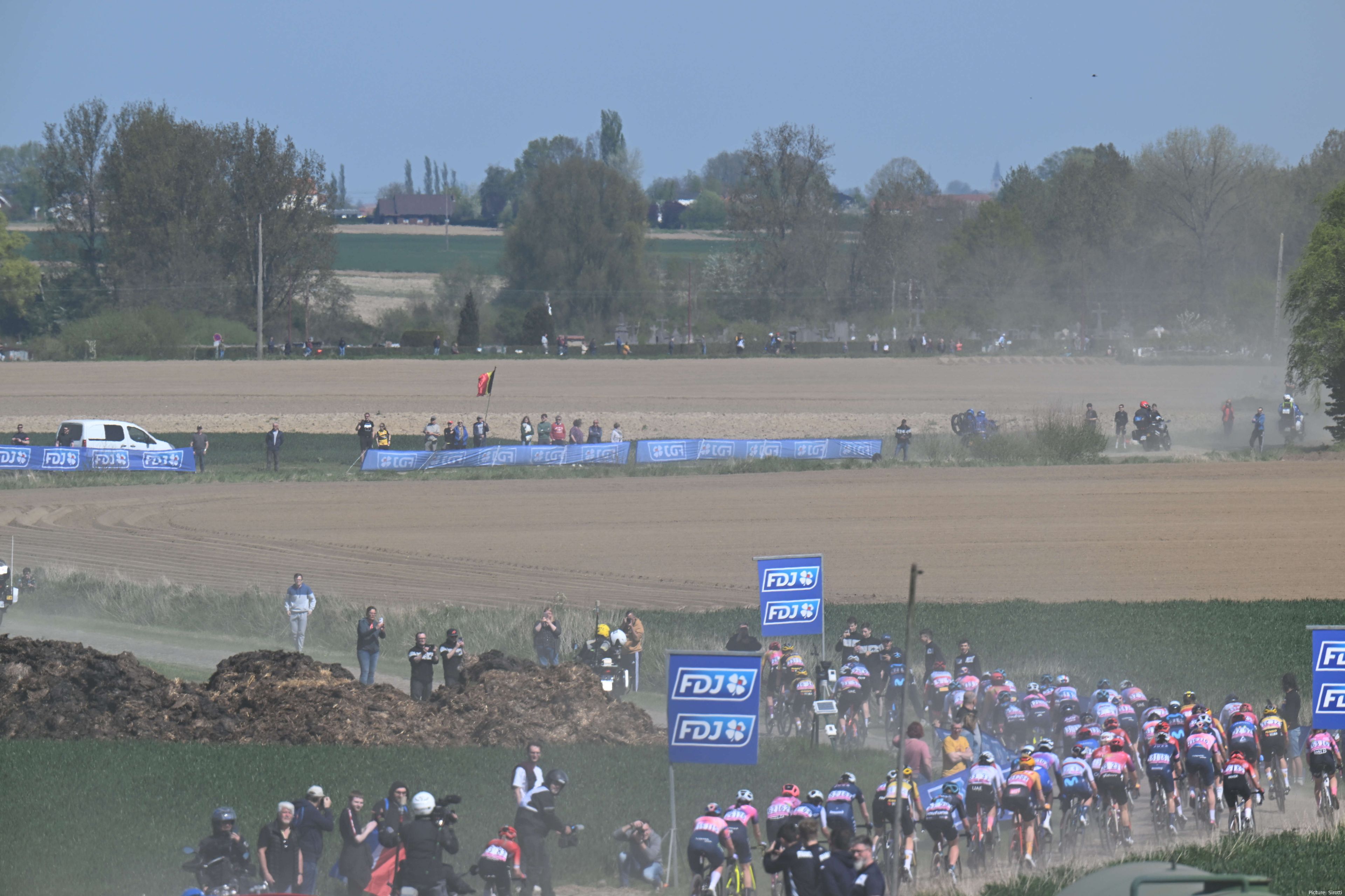 Bild 2022 Paris-Roubaix Peloton. @Sirotti Teilstrecke zwischen Feldern, Fahrer rechts unten&amp;lt;br&amp;gt;