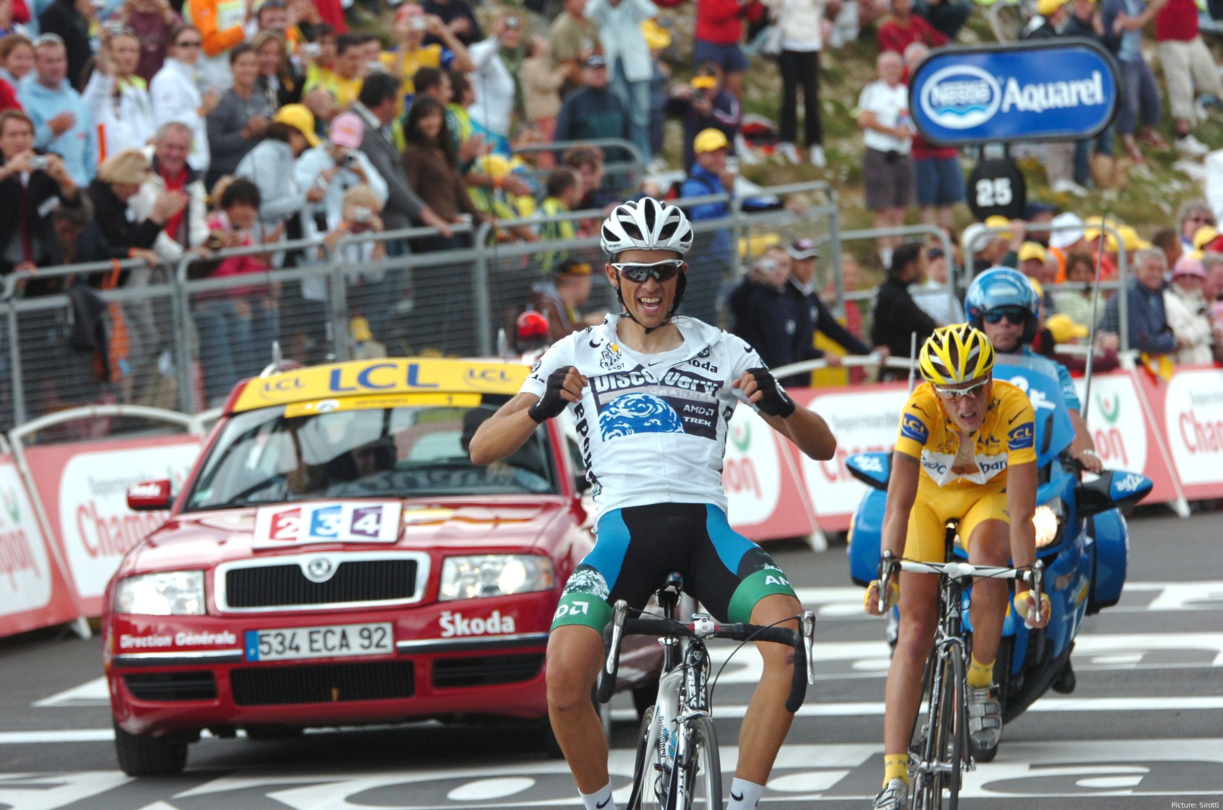 Bild Alberto Contador bei Zielankunft, Fäuste zum Sieg geballt<br>