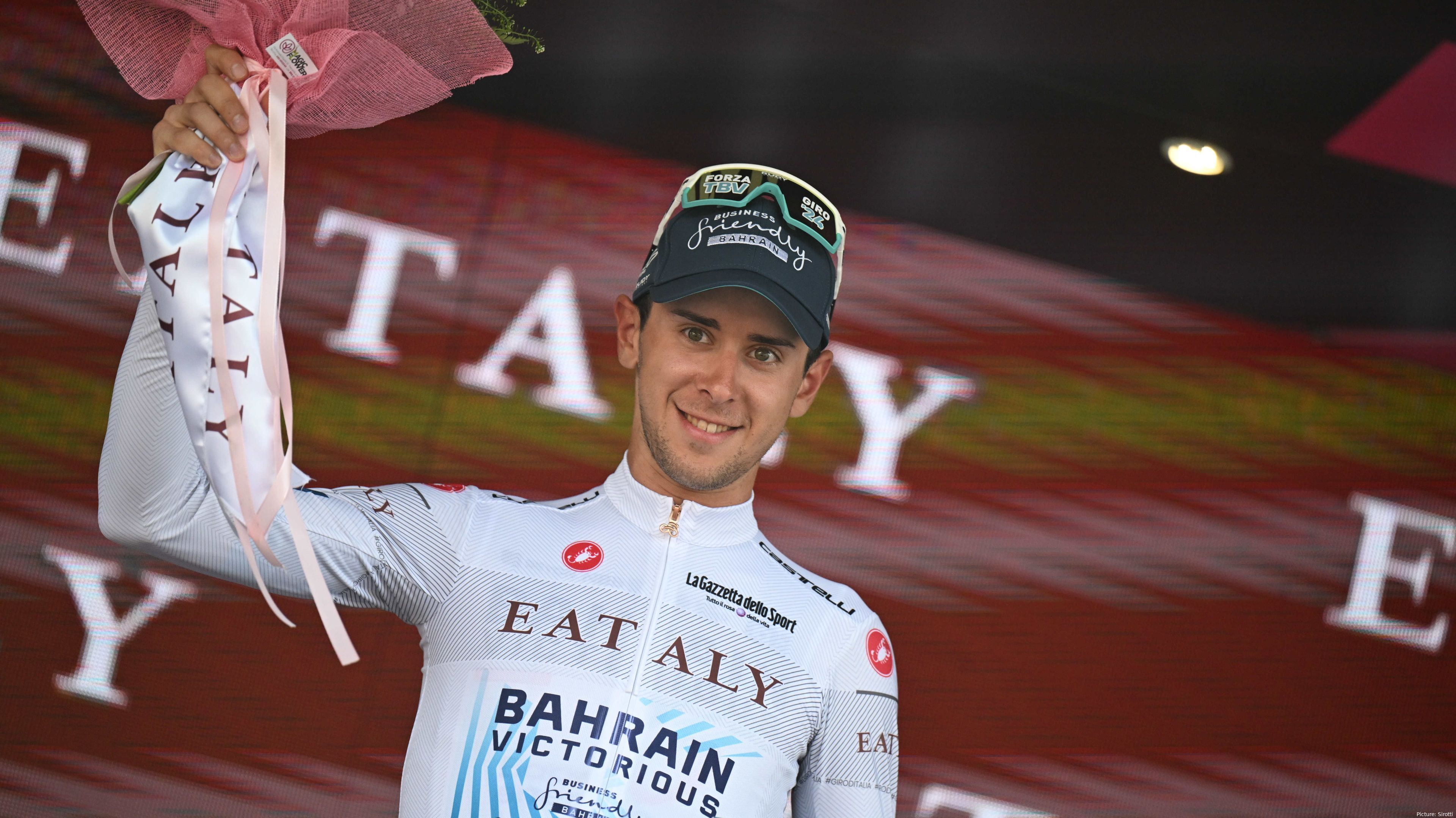 Bild Antonio Tiberi im Weißen Trikot des besten Nachwuchsfahrers des Giro d'Italia 2024<br>