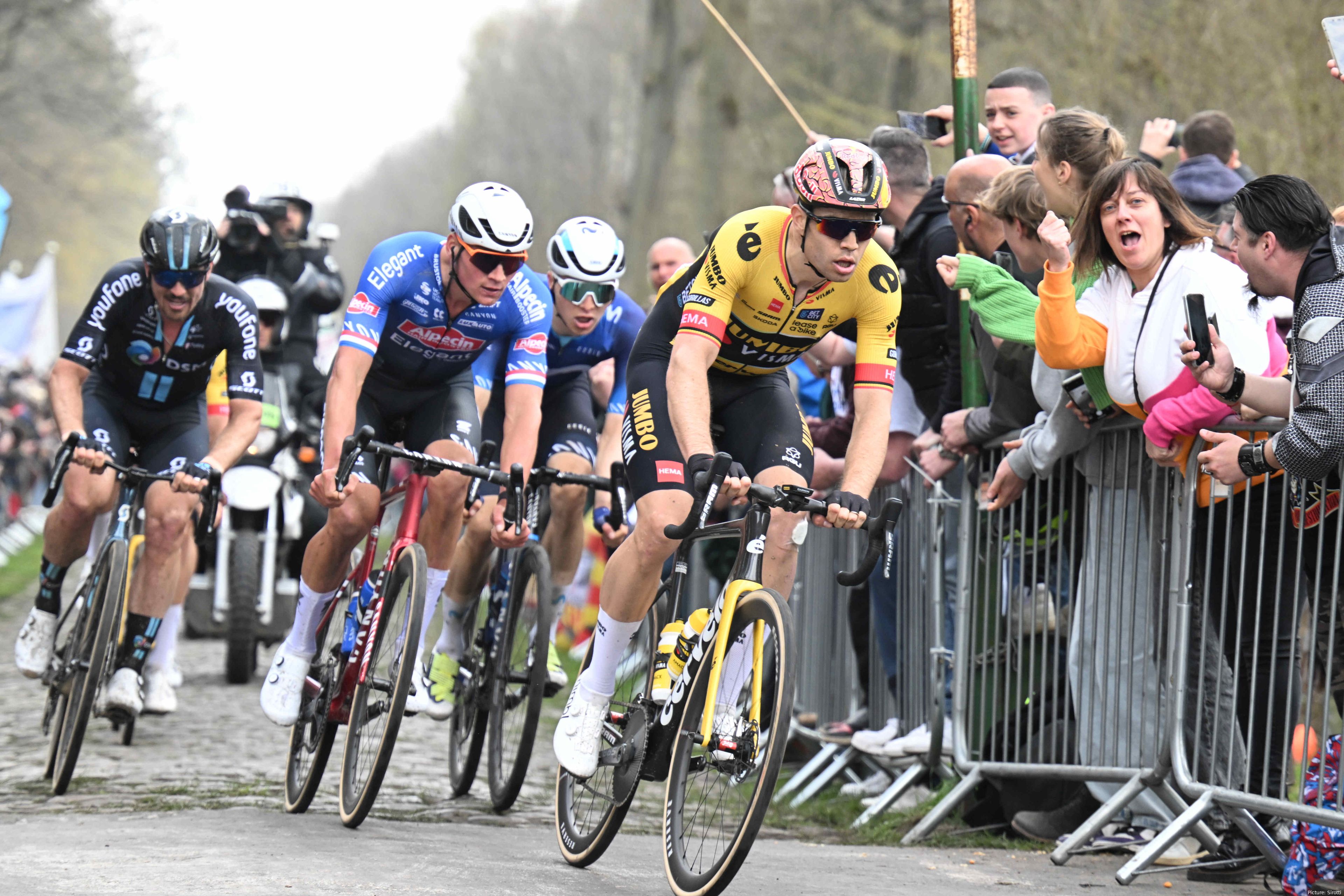 Wout van Aert en Mathieu van der Poel sluiten Carrefour de l'Abre af tijdens 2023 Parijs-Roubaix. @Sirotti