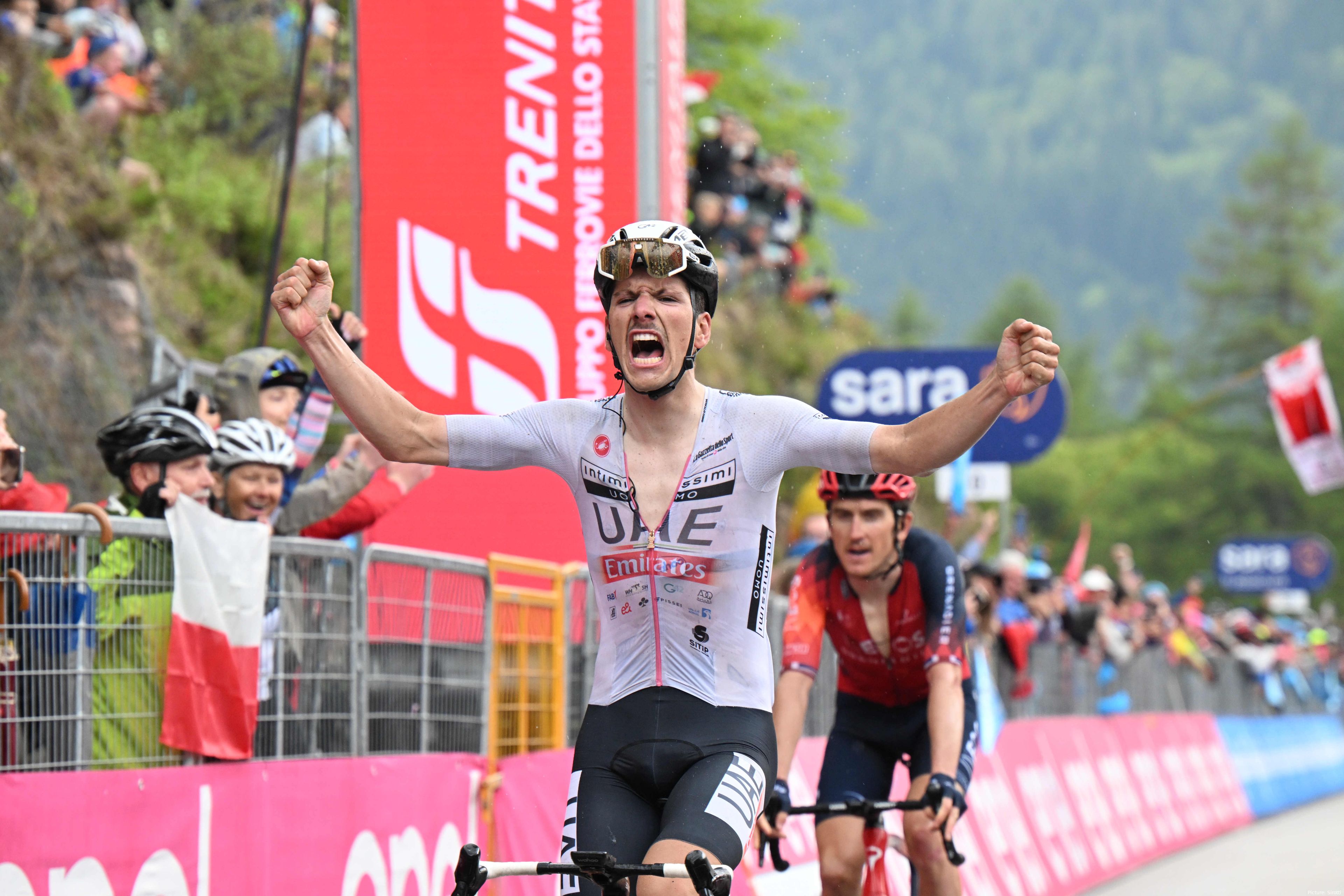 Joao Almeida verslaat Geraint Thomas en Primoz Roglic op de top van Monte Bondon in de Giro d'Italia van 2023. @Sirotti