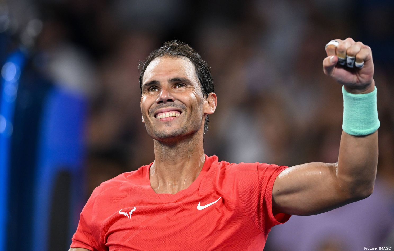 Rafael Nadal grüßt mit erhobener Faust ins Publikum&lt;br&gt;