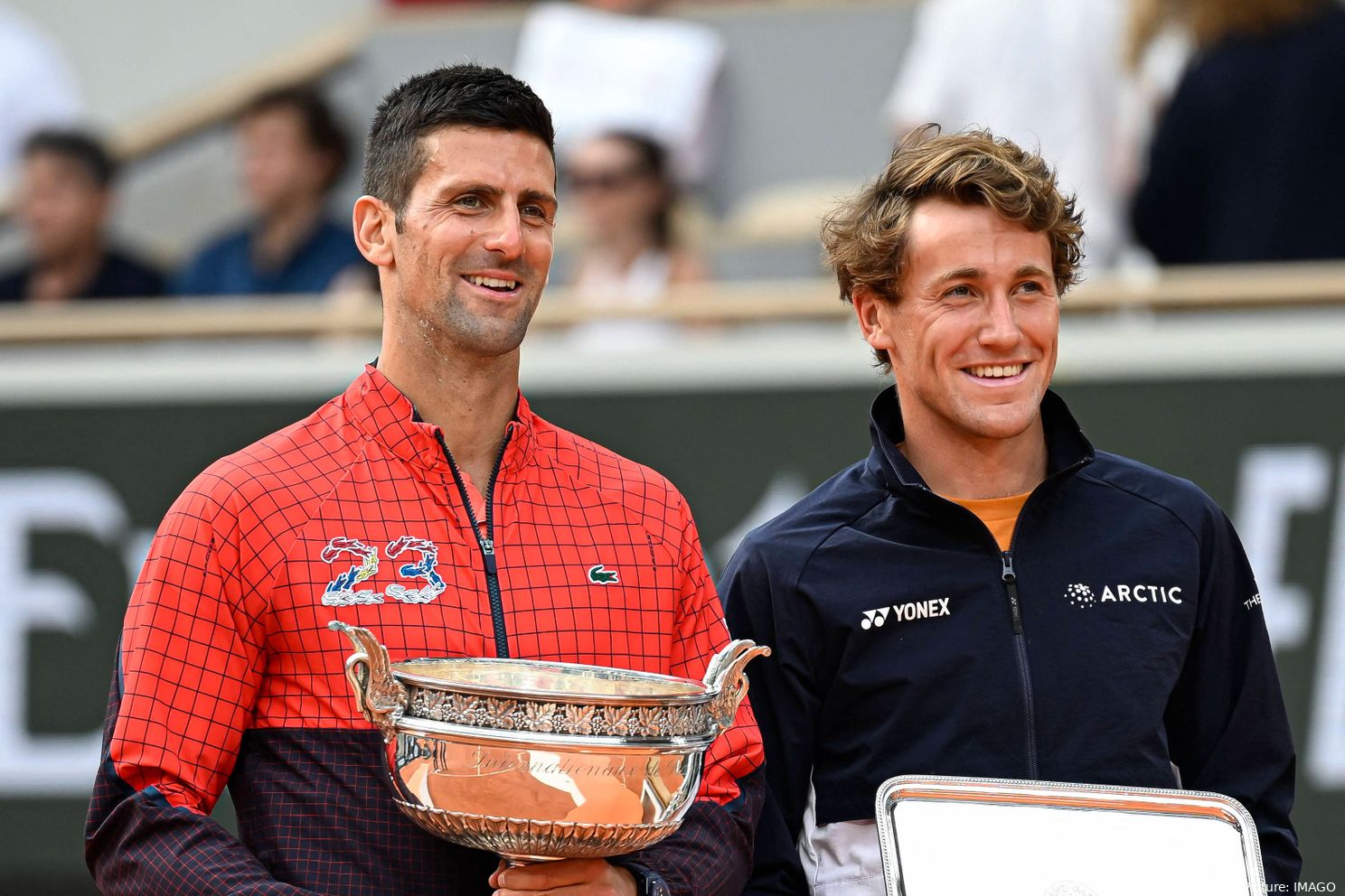 Bild Novak Djokovic (mit Pokal) und Casper Ruud&amp;amp;amp;amp;lt;br&amp;amp;amp;amp;gt;