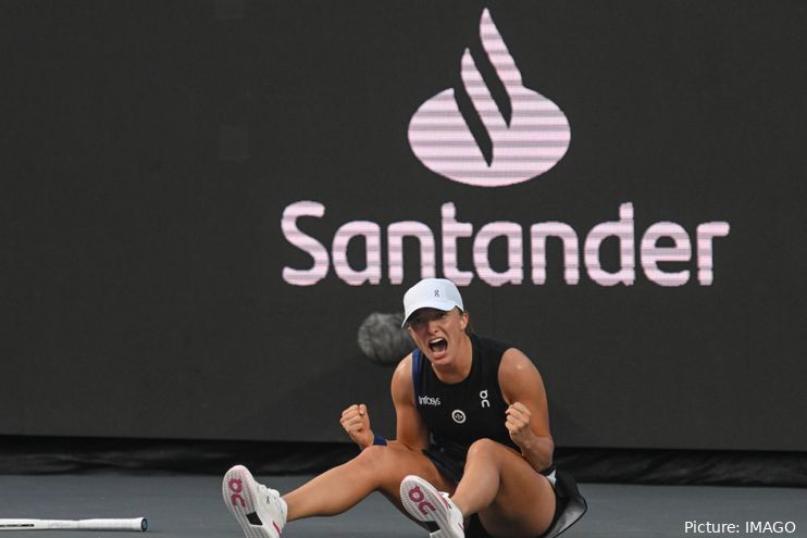 Iga Swiatek foi coroada Jogadora do Ano da WTA pelo segundo ano