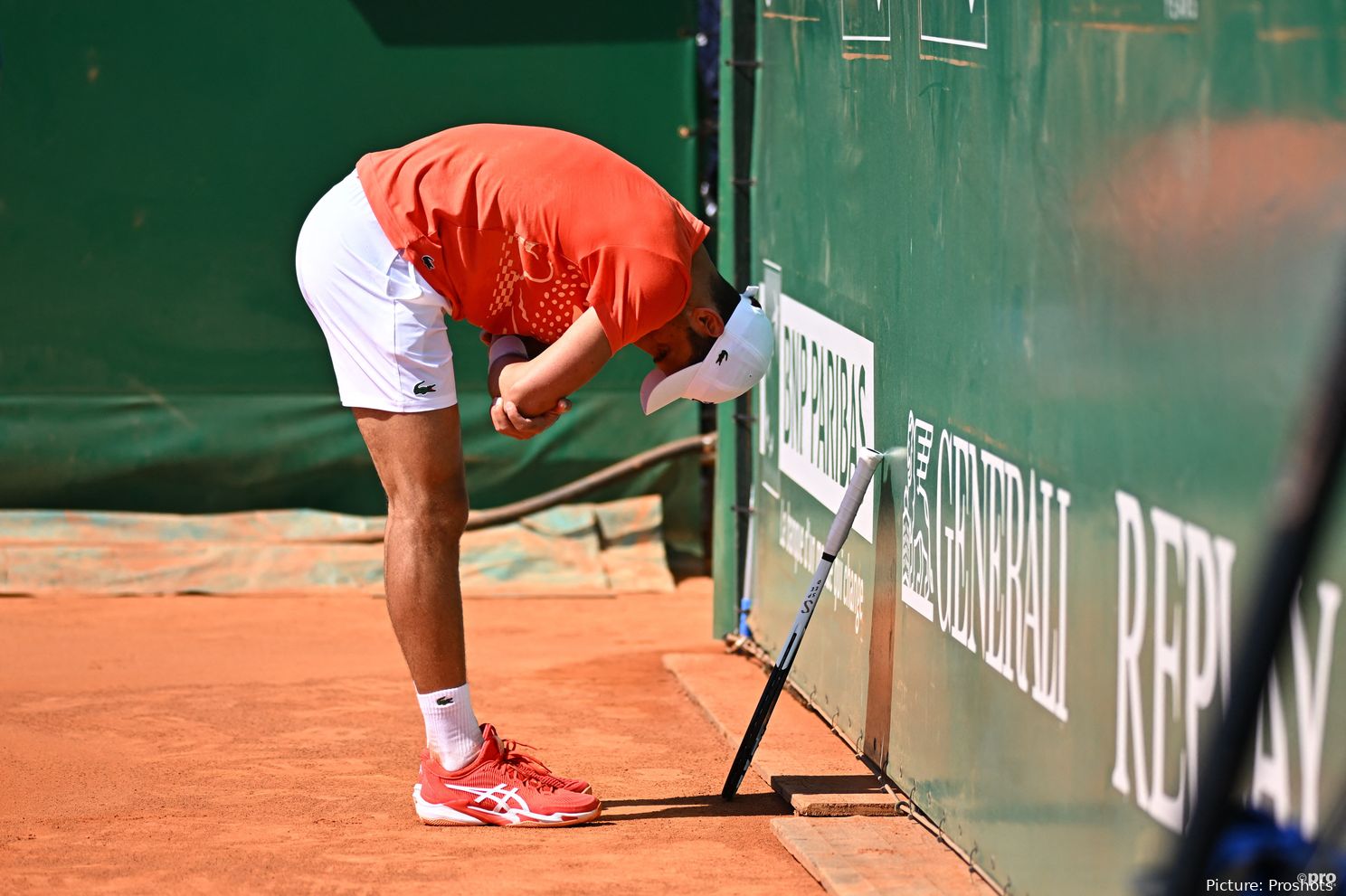 O treinador temporário de Novak Djokovic, Nenad Zimonjic, foi visto durante a vitória de Safiullin no Masters de Monte-Carlo